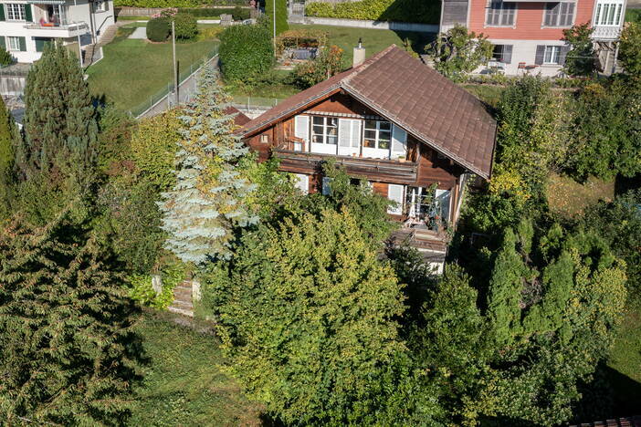 Zweifamilienhaus mit Studio und Bauland in Oberhofen